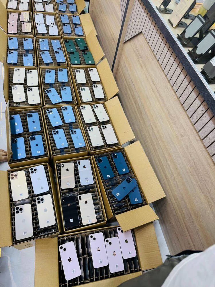 iPhone Premium Mix Wholesale Pallet — 30 Units, Grade A+, Unlocked